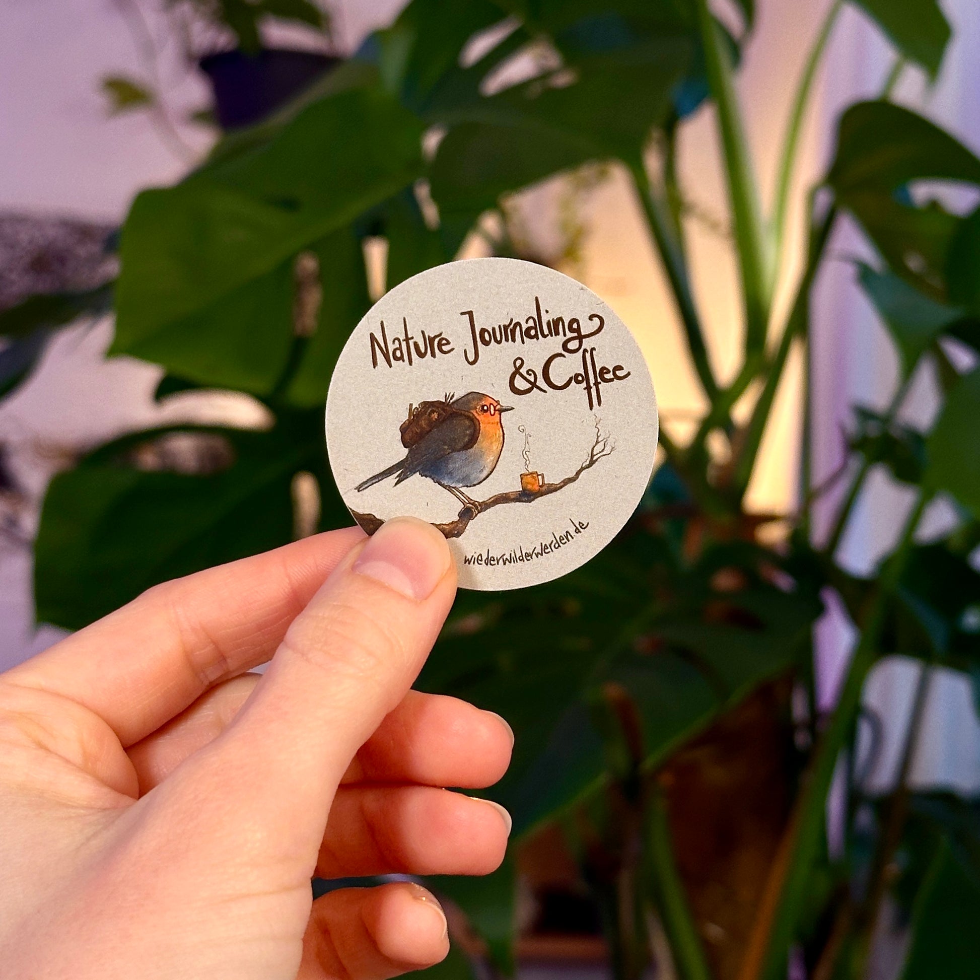 "Nature Journaling & Coffee" beige, rund, 5cm (Rotkehlchen mit Rucksack)