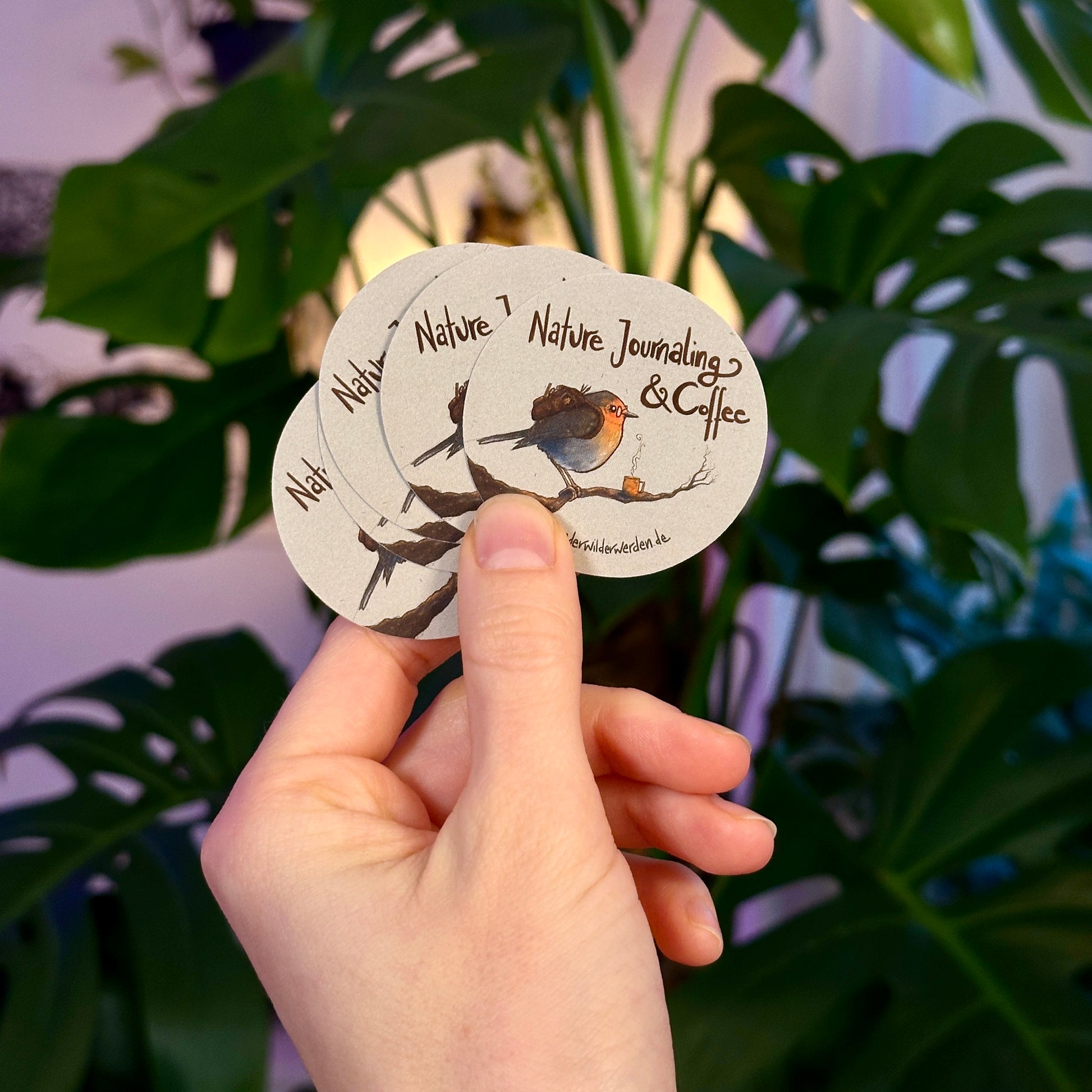 "Nature Journaling & Coffee" beige, rund, 5cm (Rotkehlchen mit Rucksack)